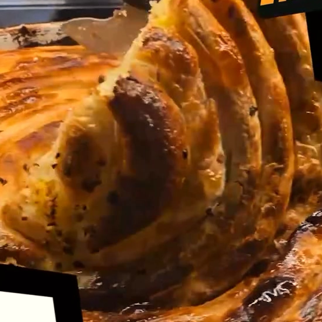 Parče pite se vadi iz okrugle tepsije, kora po kora