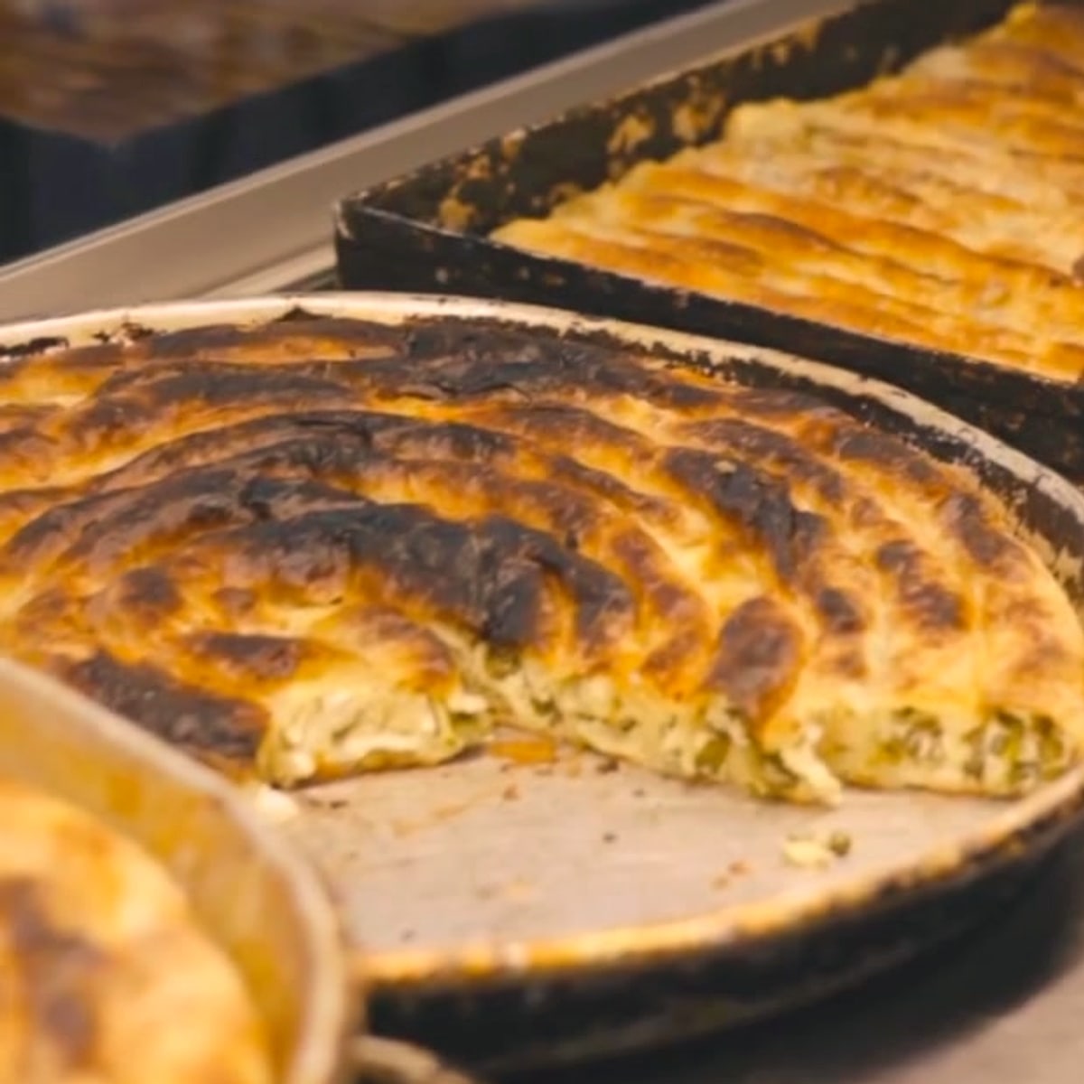 Tepsija pite iz koje su izvađena parčad, vide se kore